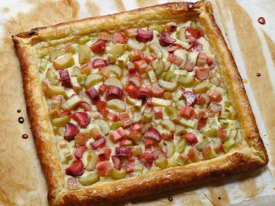 Quel ingrédient spécifique Alain Ducasse intègre-t-il dans sa tarte à la rhubarbe ?