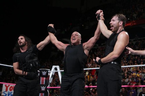 Après la réunion du Shield, il y a eu un handicap match à TLC mais Roman Reigns était malade,qui le remplaça ?