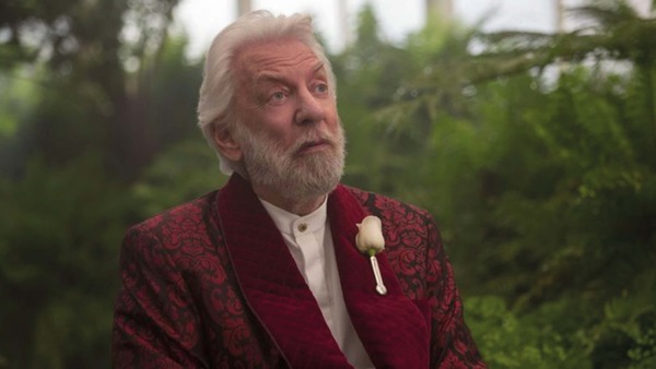 Quel personnage important de Hunger Games porte généralement une rose blanche ?