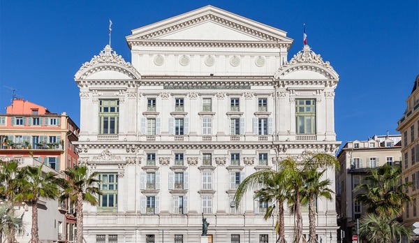 Quelle est la principale caractéristique architecturale de la ville de Nice ?