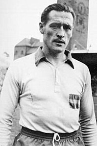 Milieu et capitaine de cette talentueuse génération, dans quel club européen Nils Liedholm évolue-t-il alors ?