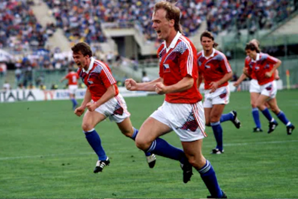 En 1990 en Italie, la Tchécoslovaquie dispute le dernier Mondial de son histoire. Contre qui s'impose-t-elle largement (5-1) en phase de poules ?