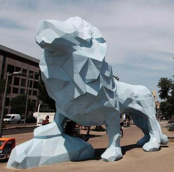 Le lion bleu existe bel et bien mais il est situé sur la place Stalingrad :