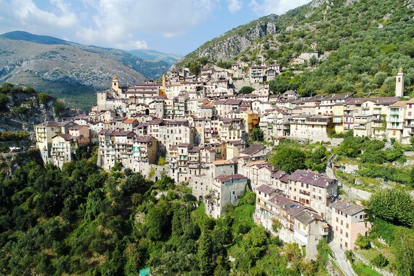 Je suis incontestablement le village perché le plus spectaculaire de la Vallée de la Roya. Reconstruit après un grand incendie au 15e siècle, qui suis-je ?