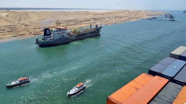 Le canal de Suez relie la Méditerranée et…