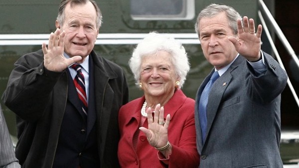 Entre son mari et son fils, l'ex première dame des Etats-Unis, madame Bush ?