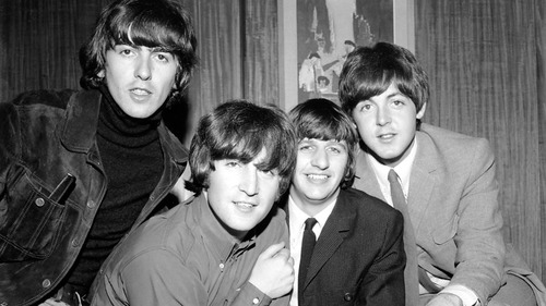 Qui tenait la basse au sein des Beatles ?
