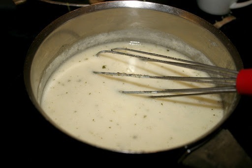Les ingrédients de base de la sauce béchamel sont le beurre, la farine et :
