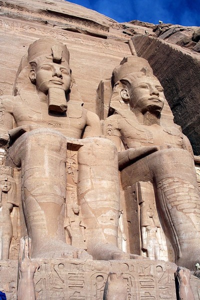 Qui a fait construire ces colosses datant de la XIXe dynastie  ?