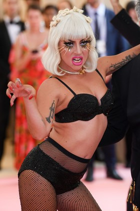 Quel titre de Lady Gaga devient cette année-là la chanson la plus récompensée de l'histoire ?
