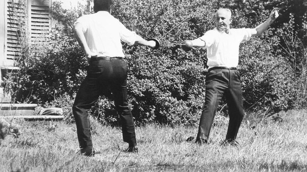 Le dernier duel de France a lieu en 1967. Il oppose le gaulliste René Ribière à…