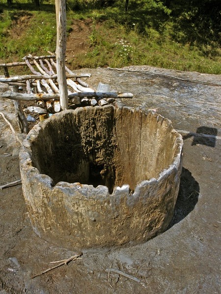Pourquoi Le puits salé de Poiana Slatinei, en Roumanie, est-il réputé ?