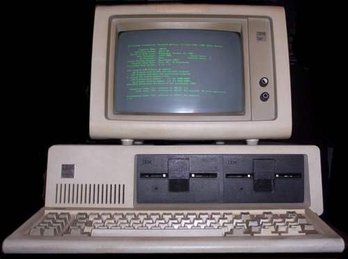 En quelle année apparaît le 1er ordinateur personnel (PC) conçu par IBM et produit à plusieurs millions d'exemplaires ?