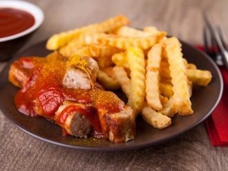 Plat typiquement allemand composé d’une saucisse grillée nappée d'une sauce tomate et de curry en poudre accompagnée de frites.