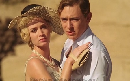 Dans "Mort sur le Nil", une belle héritière américaine s'éprend du fiancé de sa meilleure amie. Comment s’appelle-t-il ?