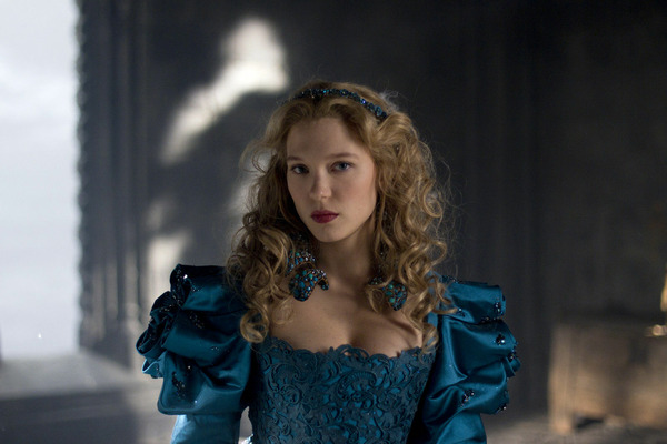 Dans l'adaptation de 2014, qui tient le rôle de Belle ?