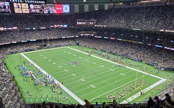 Quel est ce stade de La Nouvelle-Orléans qui a acceuilli 8 fois le Super Bowl ?