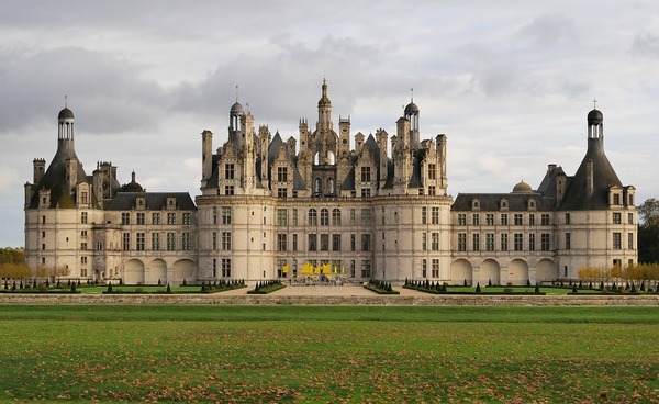 Les tours du corps central du château de Chambord indiquent avec précision les quatre...