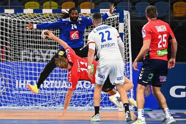 Quelle est la longueur des buts qu'un gardien doit protéger au handball ?