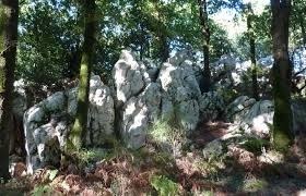 Les superbes rochers de quartz blanc de Pyrôme s'entassent au sommet d'un coteau assez élevé, dominant le bourg de Moulins (Deux-Sèvres). Dans les légendes populaires, ils servent de refuge. A qui ?