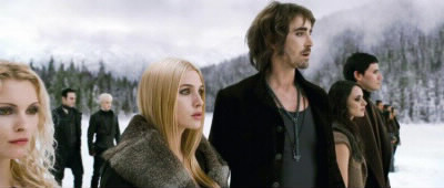 Dans le dernier Twilight quand Alice fait voir à Aro l'avenir, qui gagne ?