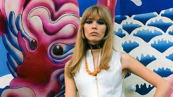 Avec quel célèbre artiste, la jeune Amanda Lear a-t-elle vécu une liaison amoureuse ?