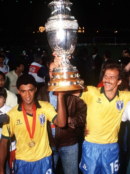 En quelle année le Brésil remporte-t-il sa 4e Copa America ?