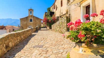 La Corse est une île de la mer Méditerranée, au large du sud-est de la France et à l'ouest de l'Italie, ainsi qu'au nord de la Sardaigne.