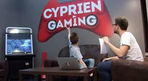 Avec qui Cyprien fait des vidéos de Gaming ?
