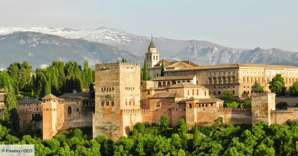 Dans quelle ville espagnole pourrez-vous admirer les céramiques de l'Alhambra ?