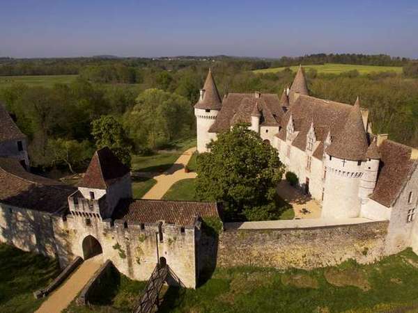 Quel département français est surnommé "le pays des mille et un châteaux" ?
