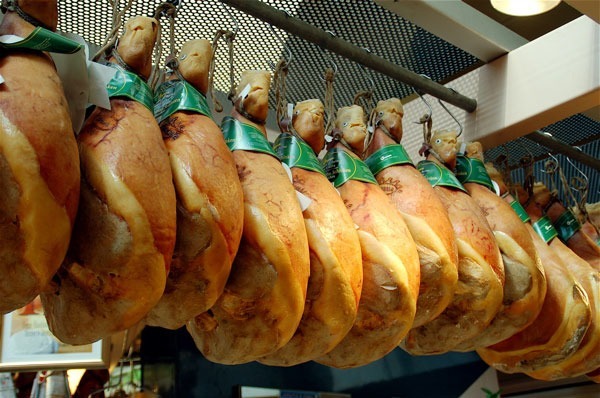 Quelle ville est réputée, entre autres, pour son jambon ?