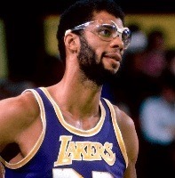 Membre du Hall of Fame NBA et meilleur marqueur all-time, ce basketteur participe au "jeu de la mort" avec Bruce Lee