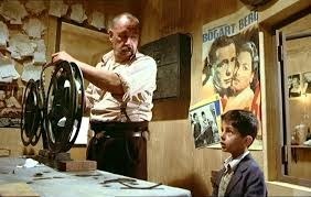 Dans quel film, Salvatore, cinéaste en vogue, apprend la mort d'Alfredo, projectionniste de la salle de cinéma paroissiale où il passait son temps libre pendant son enfance.