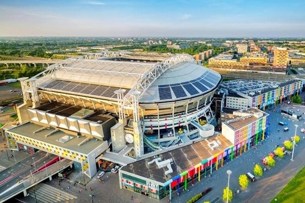 Le stade d’Amsterdam porte le nom du plus grand footballeur néerlandais de tous les temps. De qui s’agit-il ?