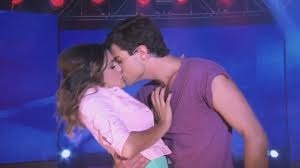 Sur quelle chanson Violetta tombe et embrasse Diego ?