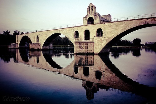 Sur le pont d’Avignon, L’on y danse tout en...