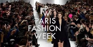 En quelle année a eu lieu la 1re fashion week parisienne, une semaine de défilés de haute couture ?
