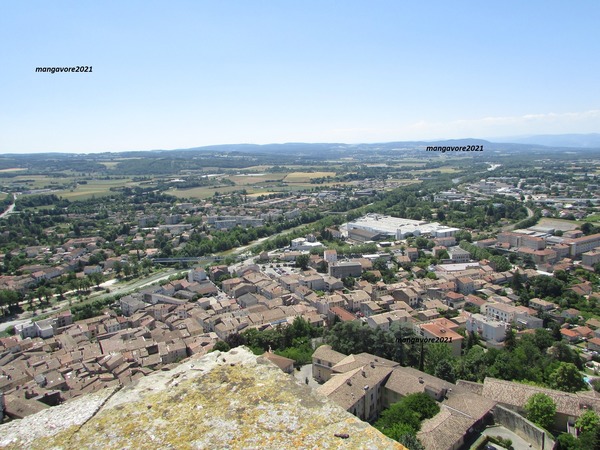 Depuis le haut de la tour, il est possible de voir jusqu'au mont d'Ardèche.