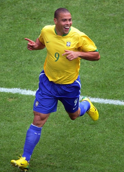 Combien de buts le brésilien Ronaldo a-t-il inscrit toutes Coupes du Monde confondues ?
