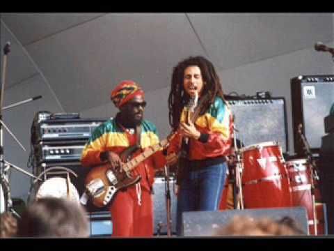 A quel concert peut-on voir Bob Marley porter un blouson vert, jaune, rouge ?