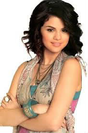 Dans les sorciers de Waverly Place, comment s'appelle le personnage joué par Selena Gomez ?