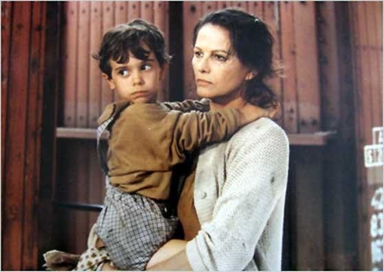 Quel cinéaste italien adapta à l'écran “La Storia“ d'Elsa Morante qui raconte l'histoire d'une femme juive dans la Rome occupée ?