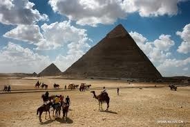 Quelle était la première fonction des monumentales pyramides d'Égypte ?
