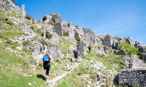 Le fantôme de quel personnage célèbre se trouve dans les ruines de Rocca Sparvièra (Alpes Maritimes) ?