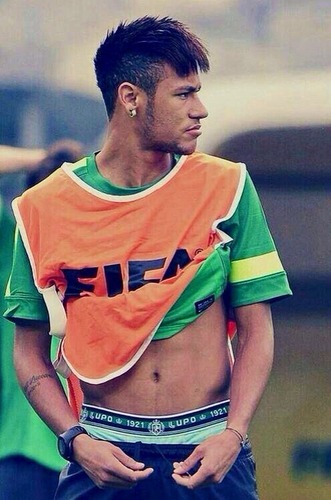 Neymar joue dans la même équipe que ...