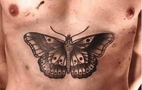 Lequel d'entre eux a un papillon sur son thorax ? (tatouages)