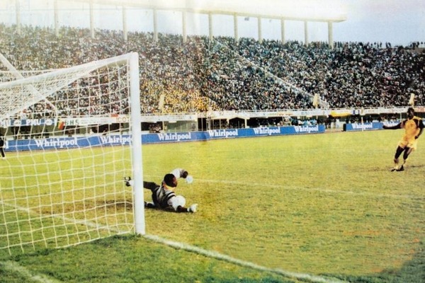 En finale de la CAN 1992, sur quel score les ivoiriens sont-ils venus à bout des ghanéens ?