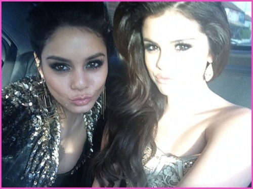 Sur cette photo, qui est à côté de Selena ?