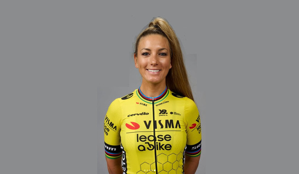 Qui est cette cycliste polyvalente qui compte plus de 10 titres mondiaux ?